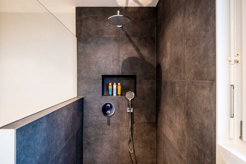 The Pros of Open Concept Showers
