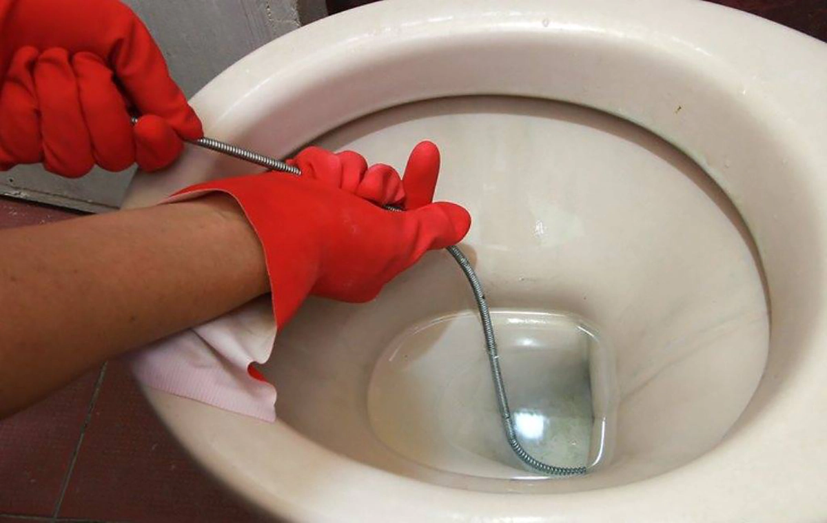diy-clogged-toilet-resolutions-how-to-unclog-it-yourself-01