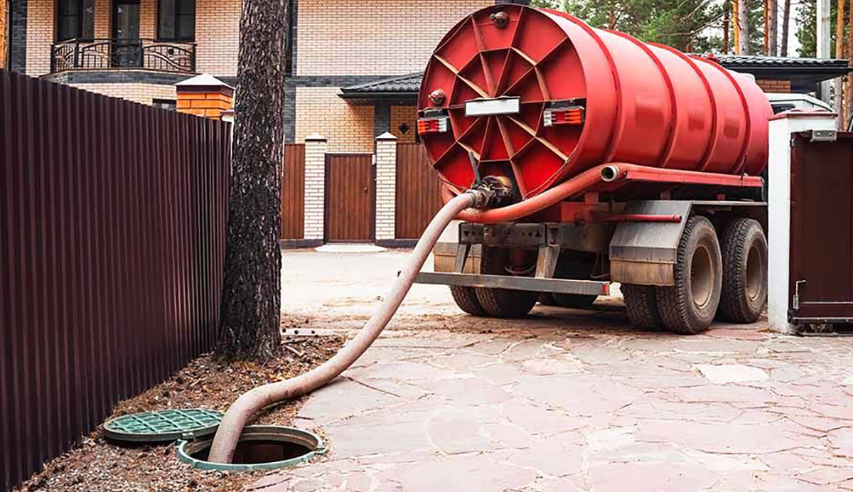 What Should Be the Maximum Distance From a Toilet to a Septic Tank?